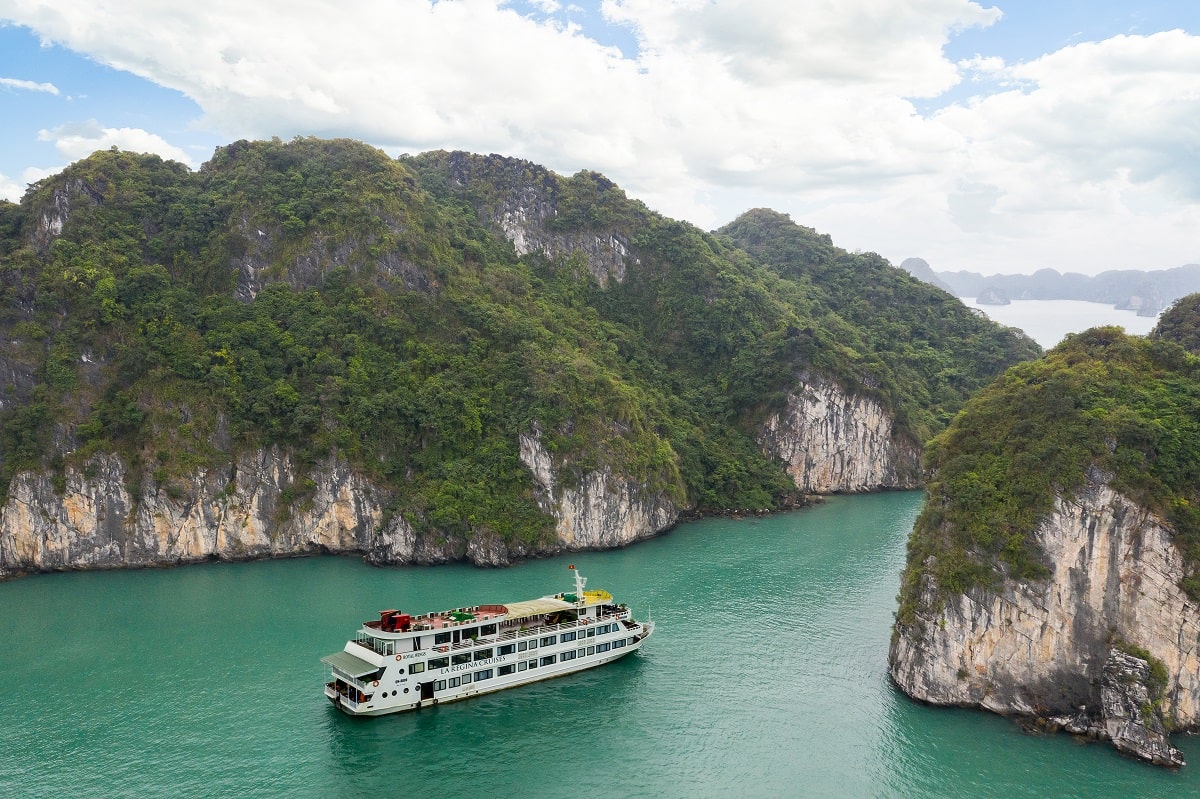 La Regina Royal Cruise to untouched Bai Tu Long bay